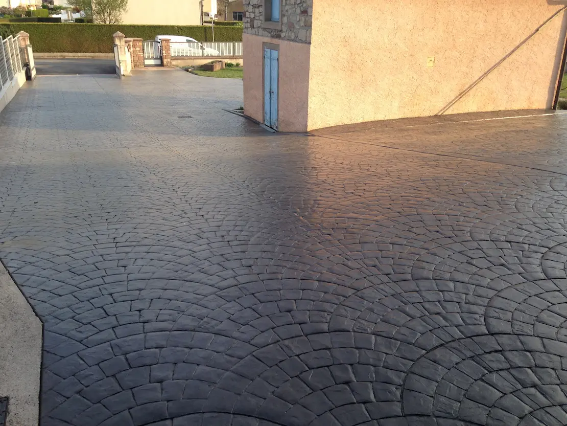 Maison pavée avec du béton imprimé à l'extérieur à Montbéliard.